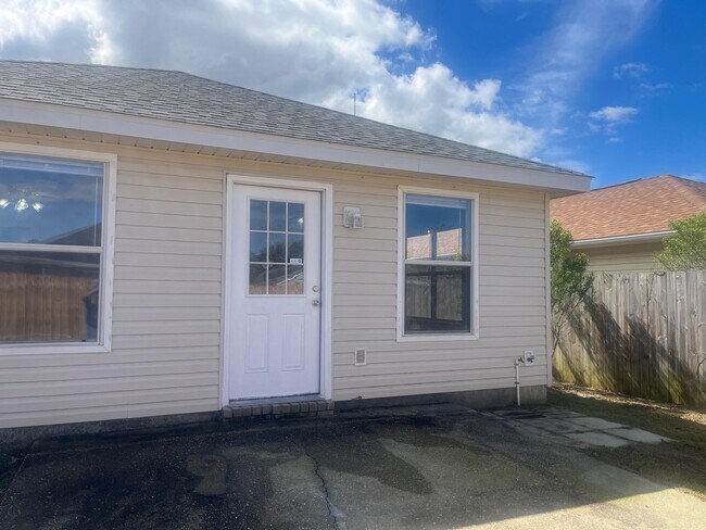 Building Photo - 5574 Huntleigh Pl