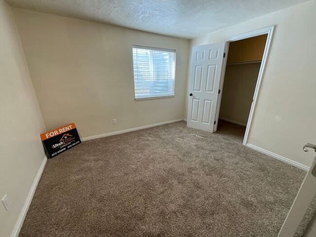 Building Photo - 6 bedroom 3 1/2 bathrooms 2 car garage Lar...