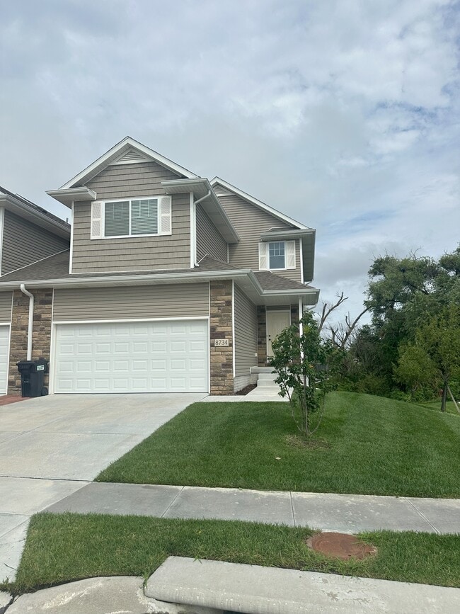 Building Photo - 8734 Dunrovin Rd