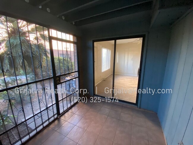 Building Photo - Spacious 2 Bedroom, 1 Bath Condo (22nd/Col...
