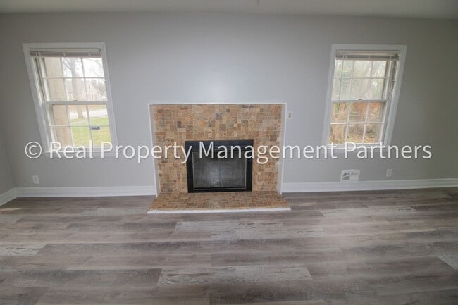 Building Photo - Rooms for Rent in a 6-Bedroom Home