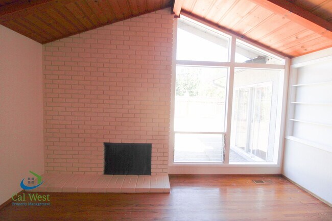 Building Photo - $4895 - Large beautiful 3/2 Home located i...