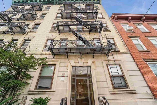 Building Photo - 624 Park Ave