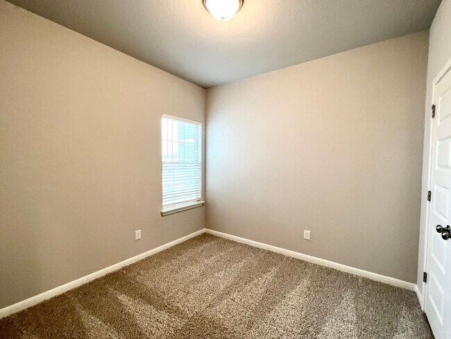 Building Photo - Home for lease