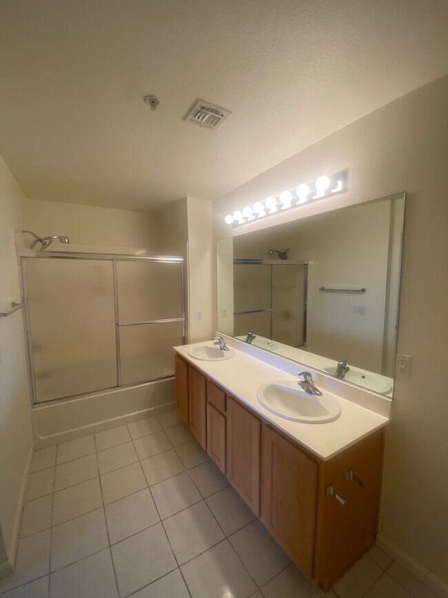 Building Photo - Stunning Top Floor View Condo at Park Avenue!
