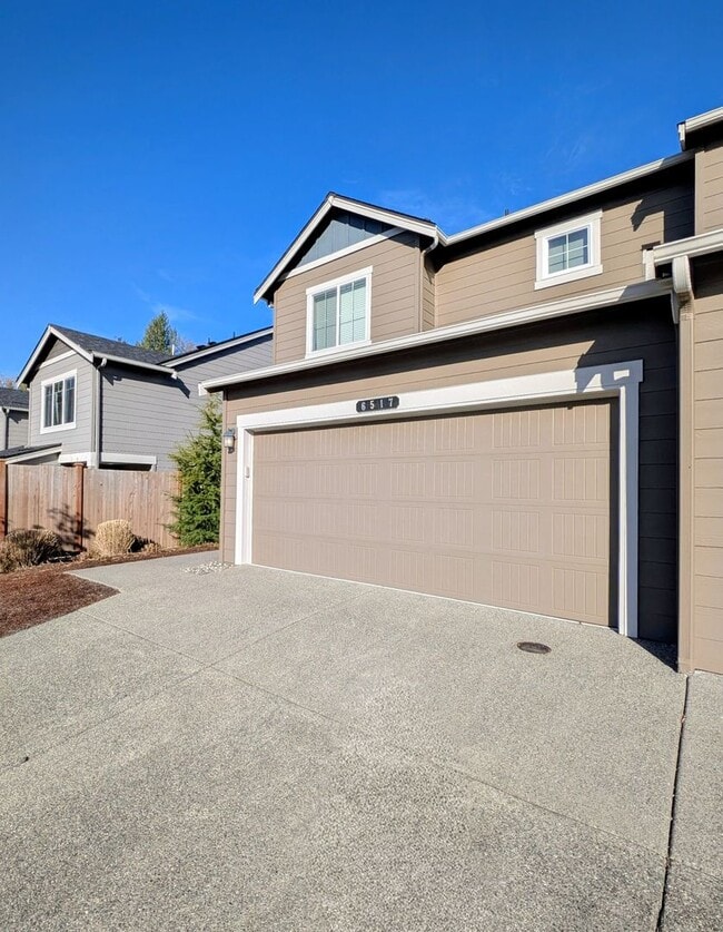 Building Photo - Large, Well-Designed Bremerton 3 BR! Available Now - $500.00 OFF 1ST MONTHS RENT!