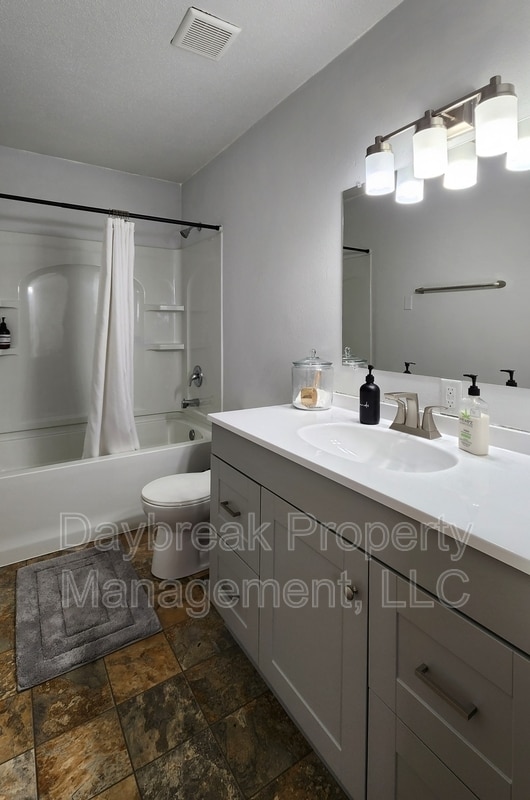 Building Photo - 525 7th Ave E