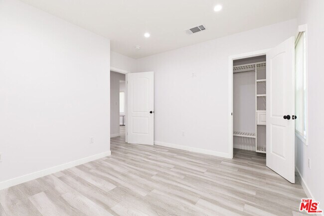 Building Photo - 715 S Lake St