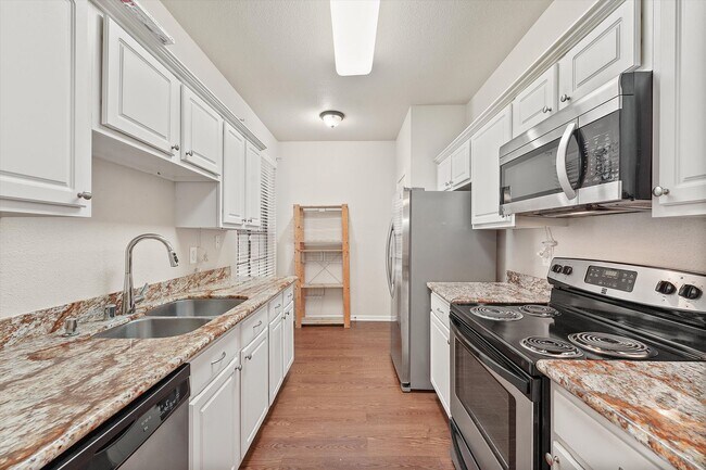 Building Photo - A perfect blend of comfort and convenience!