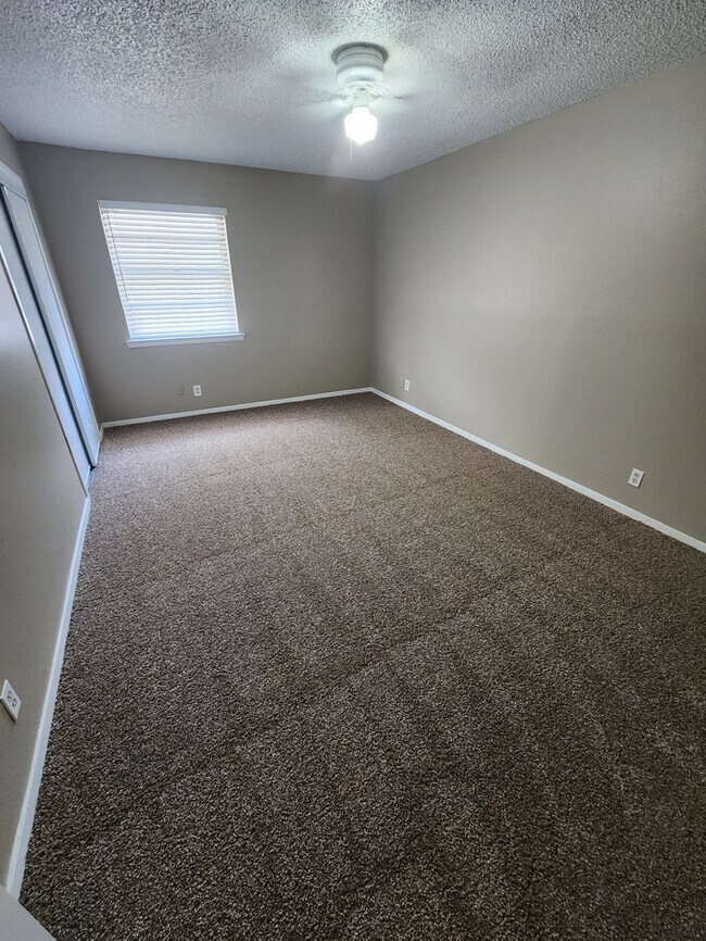 Building Photo - 3 bed 2 bath, 2 story townhome, 2 car garage