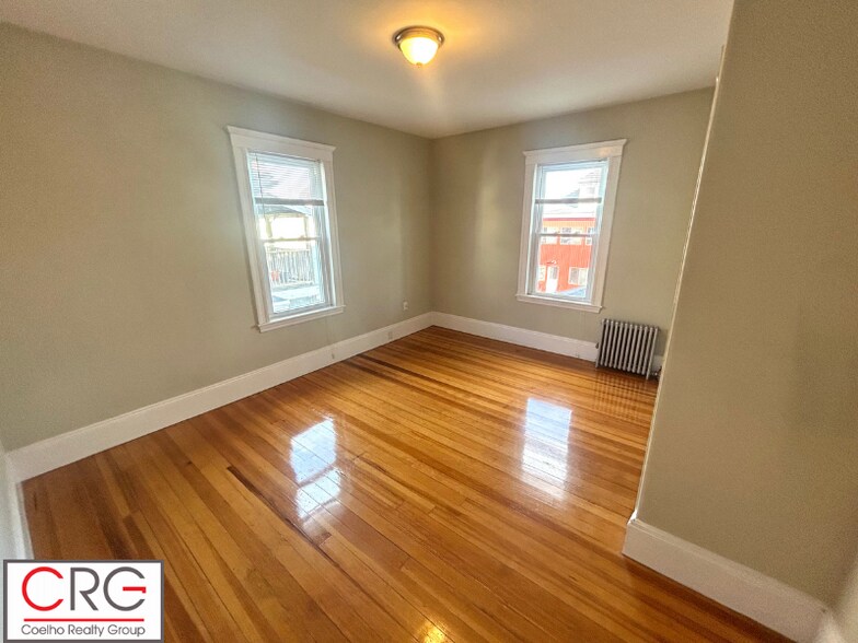 Building Photo - 18 Wellington Rd