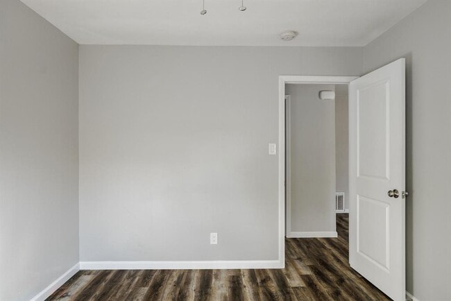 Building Photo - 6101 London Dr