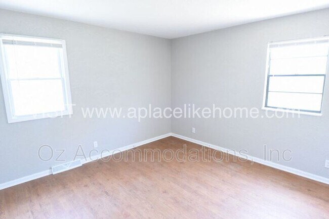 Building Photo - 1105 W Elm Terrace