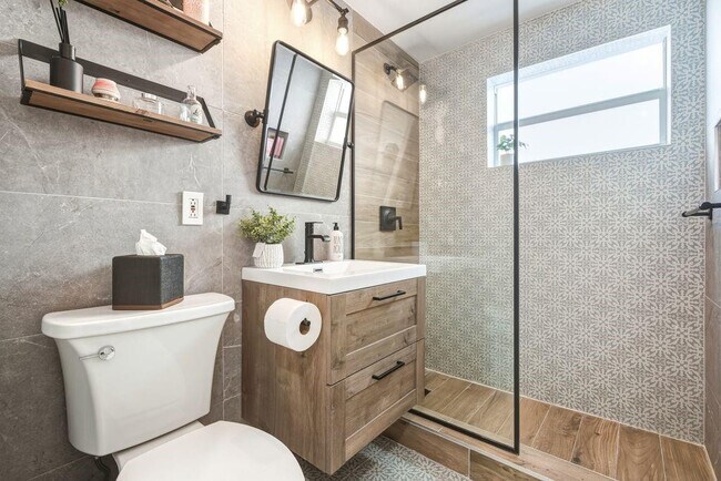 Building Photo - 315 Van Buren St