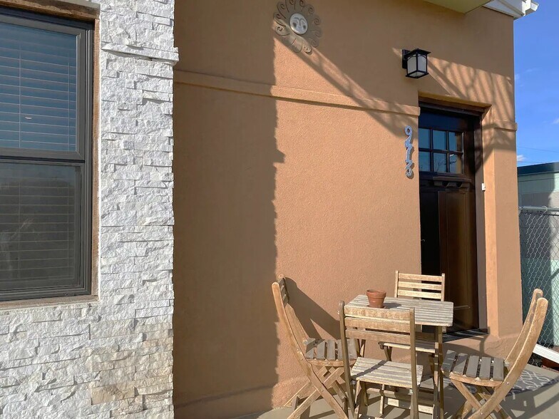 Building Photo - 973 Galapago St
