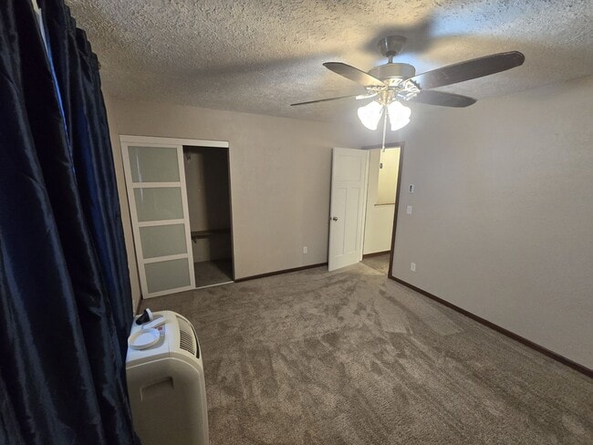 Building Photo - Townhome available NOW!