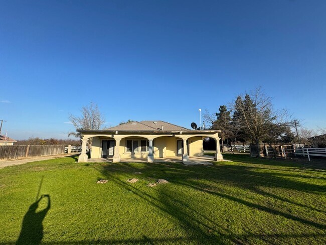 Building Photo - Spacious home with a pool! MOVE IN SPECIAL