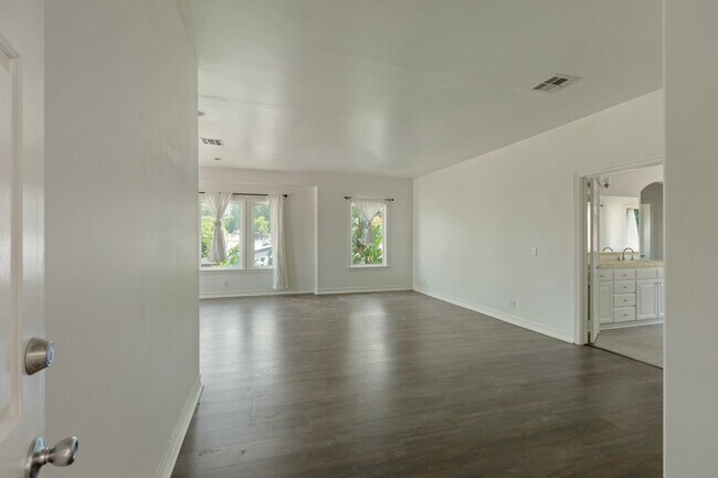 Building Photo - Elegant 5-Bedroom Estate with Pool in Prime Woodland Hills