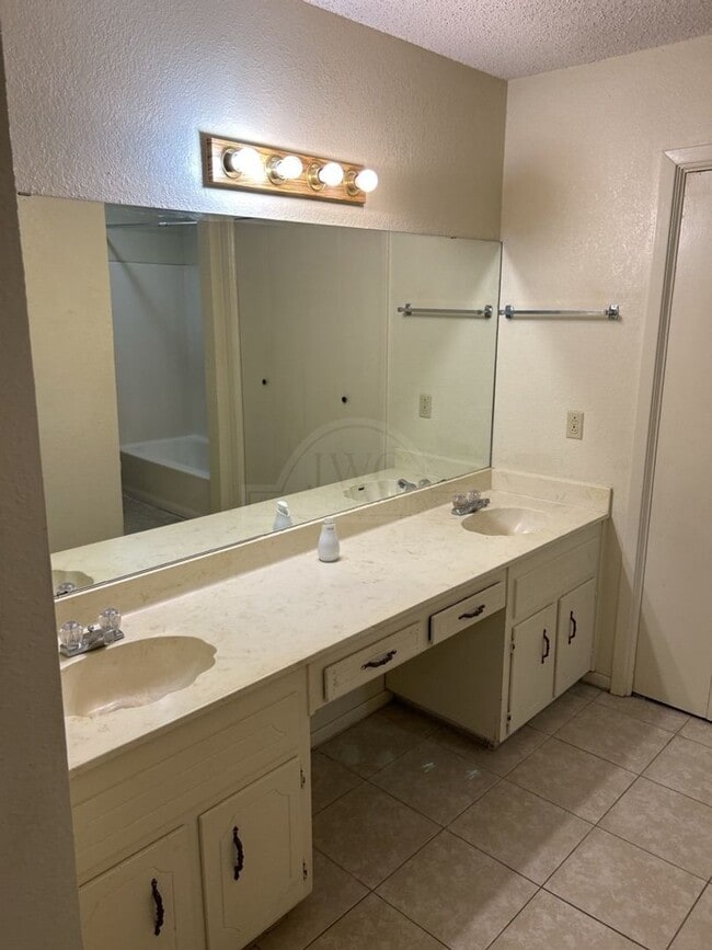 Building Photo - 1003 Eastside Dr