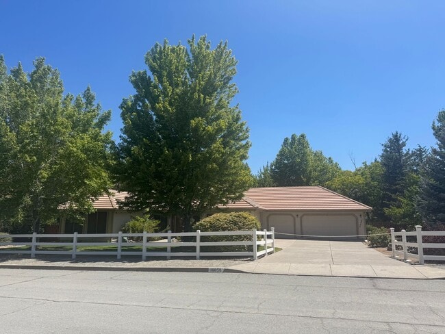 Primary Photo - Spacious 3 Bed + Office | 3 Bath | 3-Car G...