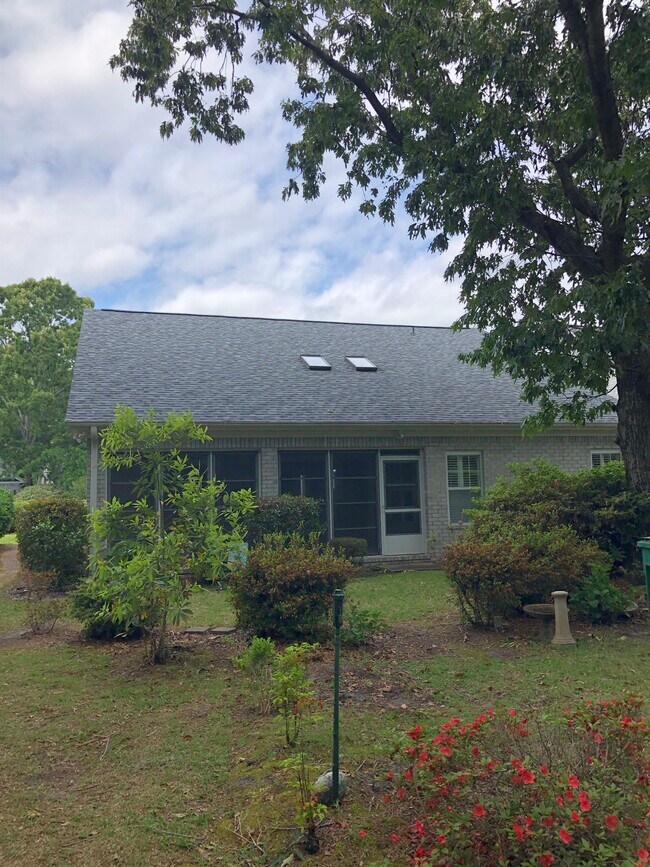 Peaceful screened carolina room - 2067 Ayershire Ln
