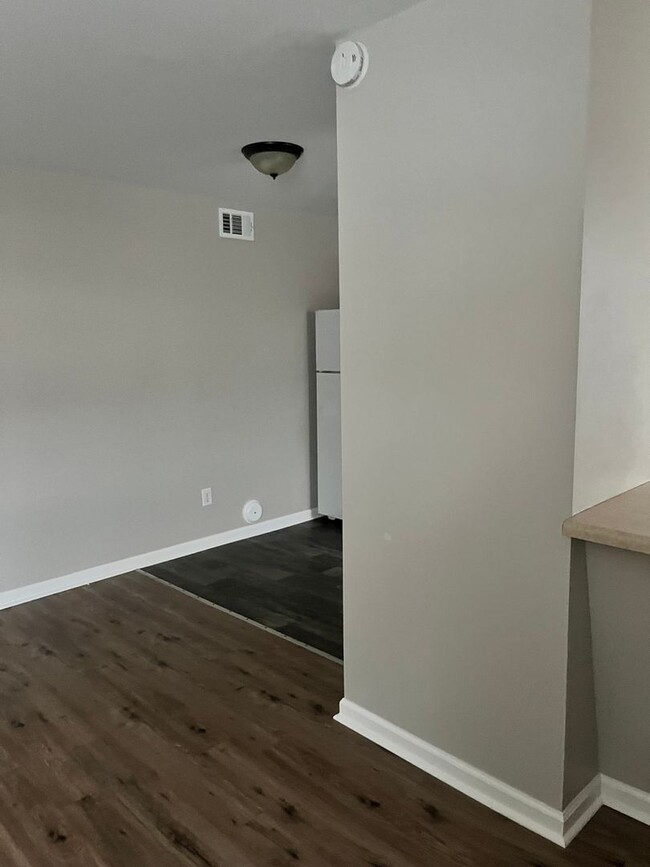 Building Photo - Two bedroom, 1.5 bath condo in High Point-...