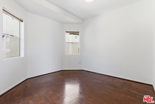 Building Photo - 1083 1/2 W Kensington Rd