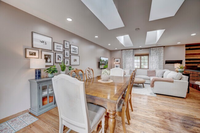 Building Photo - 7215 Larchwood Ln