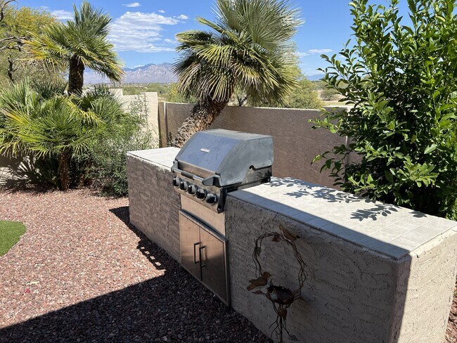Building Photo - 9130 N Safflower Ln