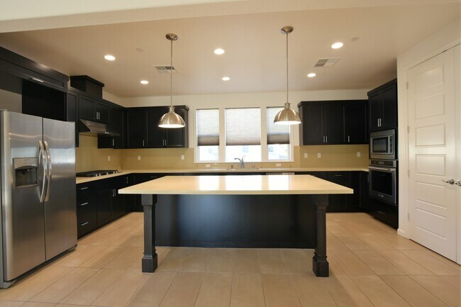 Building Photo - Gorgeous Modern 4 Bedroom 3.5 Bath in Stel...