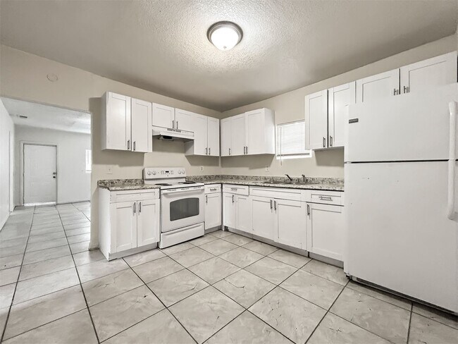 Building Photo - Updated and Move-In Ready in Prime Tampa Location! 4bed | 1bath