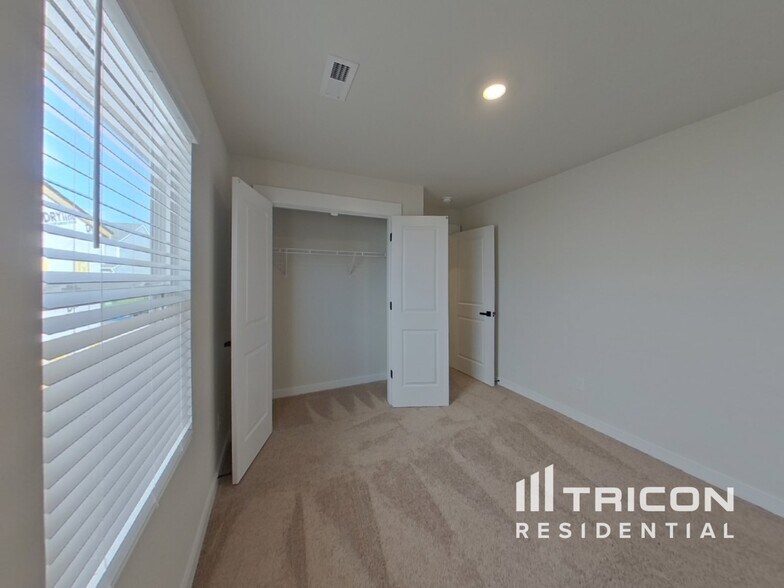 Building Photo - 1225 Crested Iris St