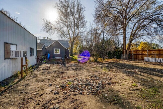 Building Photo - Large Shop w/Oversized Roll Up Doors and P...