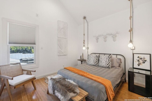 Building Photo - HISTORIC CHARM IN KING WILLIAM