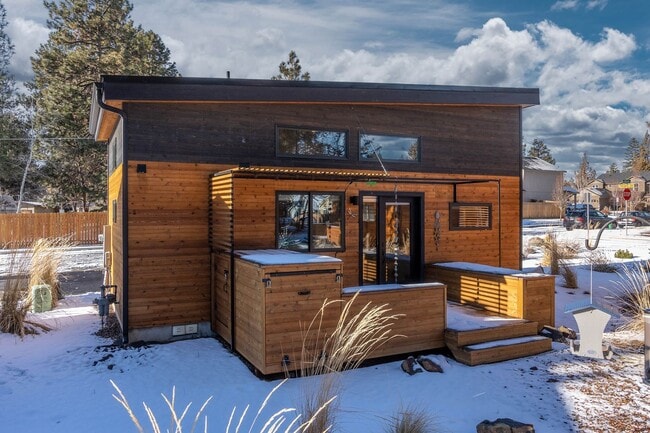 Building Photo - Hiatus Hideaway #3 - Close to Old Mill - Short Term - Fully Furnished available 12/1 through 5/31...