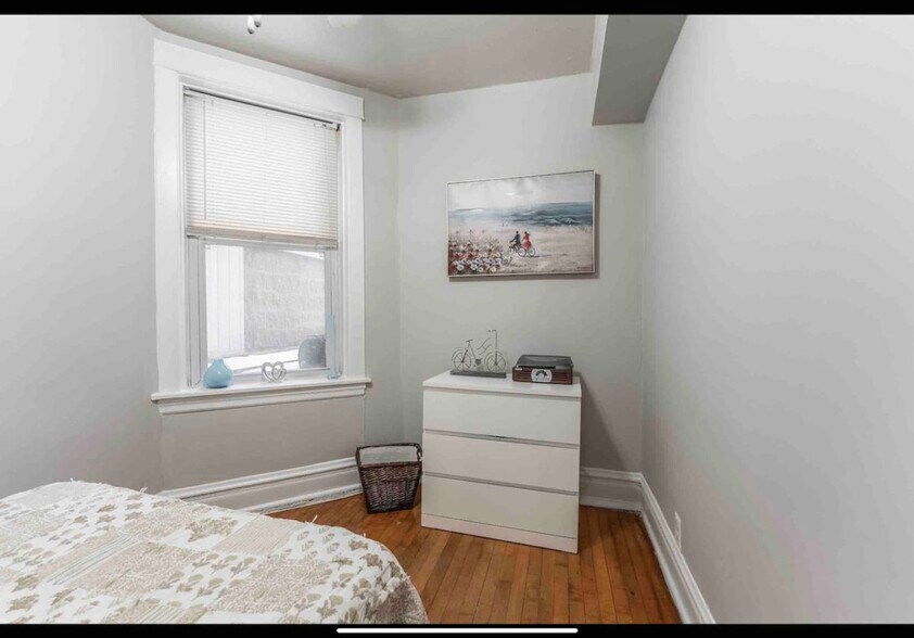 Building Photo - 1246 W Nelson St