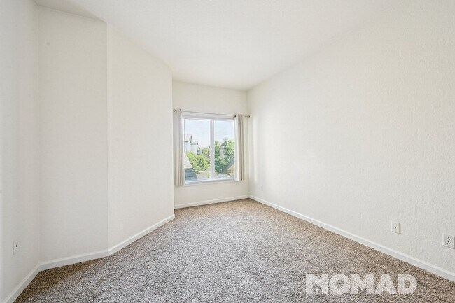 Building Photo - Spacious 3-Bed, 2-Bath Townhome with Garag...