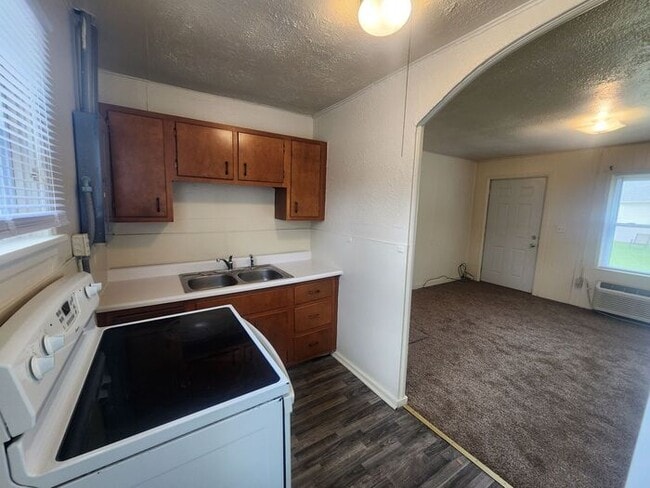 Building Photo - 2 Bedroom Apartment