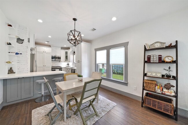 Building Photo - 325 N Sidney St