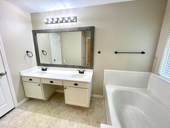 Building Photo - Charming 3-Bedroom Oasis in Round Rock