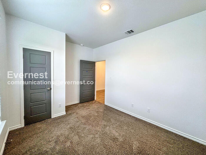 Building Photo - 2203 Hornbeam St