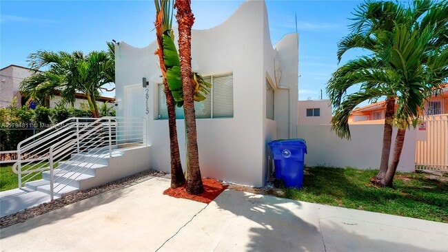 Building Photo - 2915 SW 24th Ter