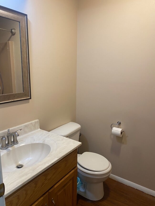 Building Photo - 1002 Glenn Dr