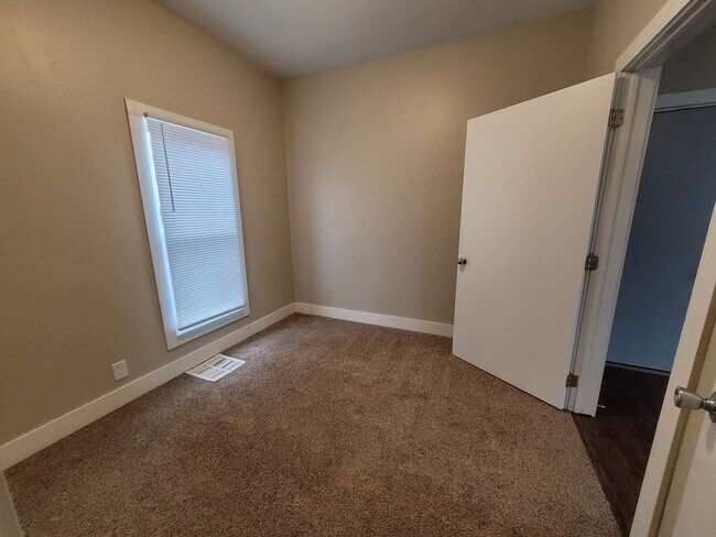 Building Photo - 2 Bedroom, 1 Bathroom home with front porch and fenced yard!