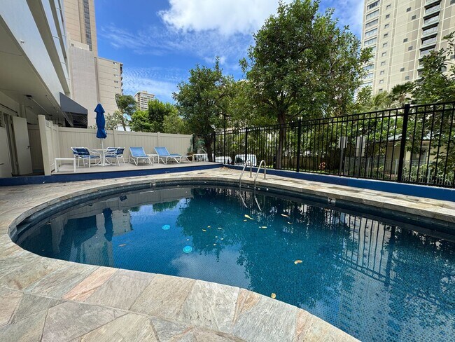 Building Photo - 2 Bed/1.5 Bath/1 Parking at Twin Towers in...