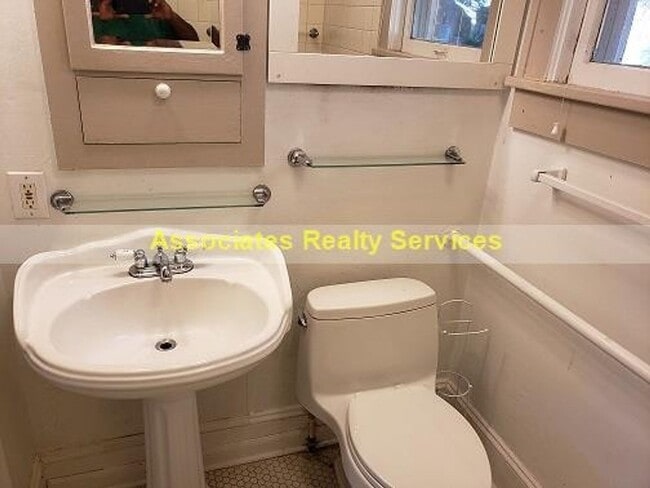 Building Photo - Walk to UF!   Cute/Historic 3 bedroom, 2 bath, LOOK!