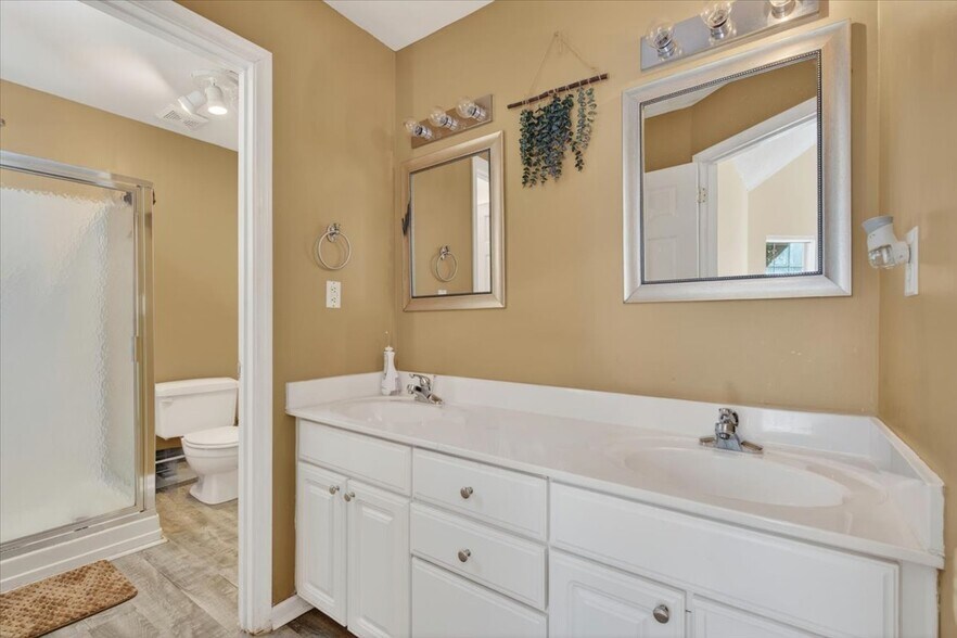 Building Photo - 5124 Rosemede Dr