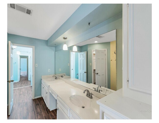 Building Photo - 13902 Paradise Valley Dr