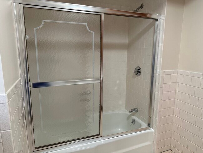 Building Photo - 32 Draper Ave