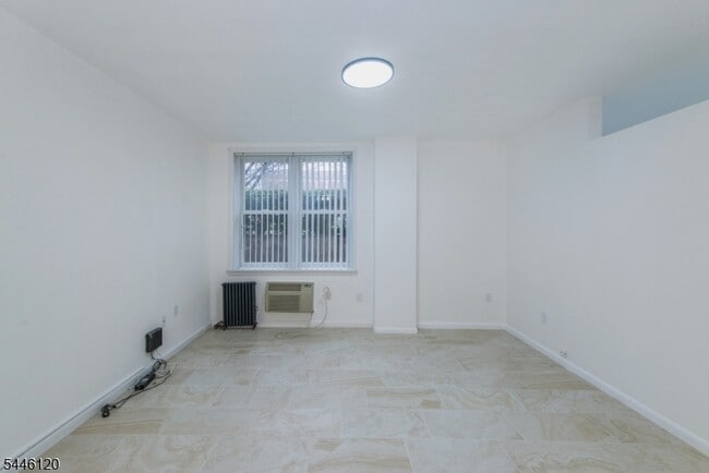 Building Photo - 467 Valley St